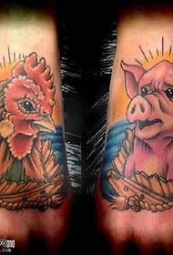 pėdos vištienos ir kiaulės tatuiruotės modelis