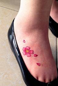 bel tatuaggio sul collo del petalo del collo del piede della ragazza