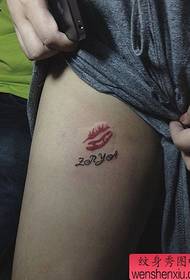 Schoonheid been lippen met Letter Tattoo patroon