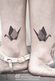 Mille motivi del tatuaggio della gru di carta sulla caviglia