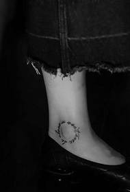 tatuaggio del totem del piede grazioso e grazioso
