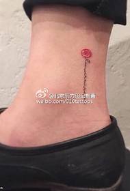motif de tatouage de petites fleurs à la cheville