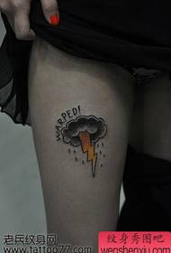 Ang mga bitiis sa katahum nga tanyag nga klasiko nga parisan sa kilat nga itom nga cloud tattoo