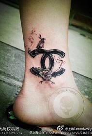 model de tatuaj clasic logo Chanel