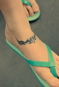 tatuaggio del totem del piede di bellezza