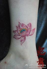 dziewczyna tatuaż wzór lotosu kolor łydki