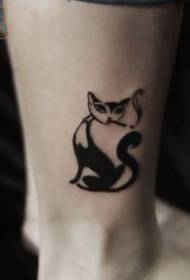 Ang mga bitiis sa batang babaye nga cute ug istilo sa sumbanan sa tattoo nga totem cat