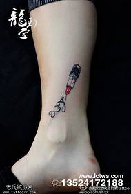 modello di tatuaggio rossetto abbreviazione nome caviglia