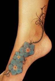 महिलाओं के पैर रंग फूल टैटू पैटर्न