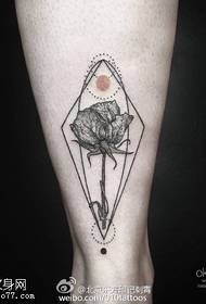 小腿点刺的玫瑰纹身图案