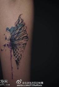 Midira ao anaty soritr'aretina eo amin'ny kitrokelin'ny modely Tattoo