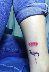 I piedi nudi di picculi tatuaggi di tatuini di fiori freschi hè assai bella