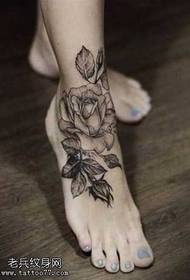 fot svart grå blomster tatoveringsmønster