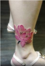 Kaki katresna gambar tato lotus anu éndah sareng éndah