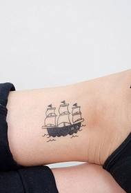 rapaza no nocello esquerdo Tatuaje de veleiro pequeno