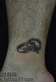 model de tatuaj clasic inel popular picior
