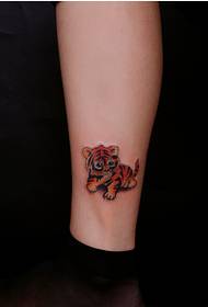 na sliki vzorca malega tigrastega tetovaža lahko vidimo lepe gležnje