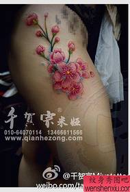 gambe di bellezza bellissimo modello di tatuaggio piuttosto floreale