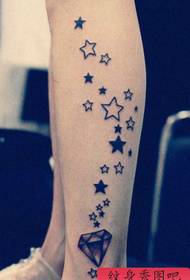 këmbët vajzë model me tatuazhe diamanti me pesë cepa me diamant