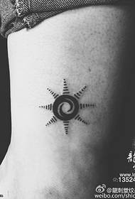 saulės tatuiruotės modelis ant kulkšnies
