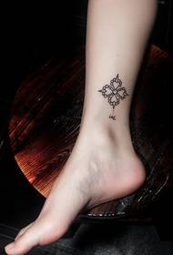 아름다운 발가락 아름다운 작은 토템 문신 패턴 사진