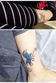 patró de tatuatge de papallona blava de peu