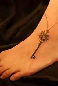 Tatuaggio sul collo del piede fresco e bello