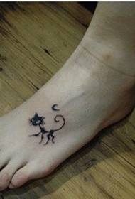 beauty Beautiful and beautiful totem cat tattoo pattern picture on the foot