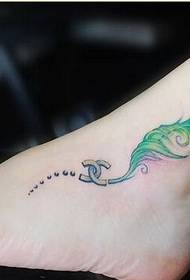 ຮູບແບບການອອກແບບຮູບຊົງ tattoo feather ທີ່ ໜ້າ ຕາດີ