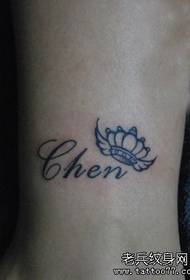 meisje benen totem kroon met letter tattoo patroon