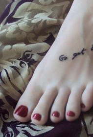 immagine del tatuaggio semplice lettera popolare sul collo del piede della donna