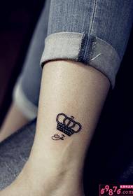 ტერფის შესახებ ლამაზი მოდის კარგი მოვლილი გვირგვინი tattoo ნიმუში სურათი