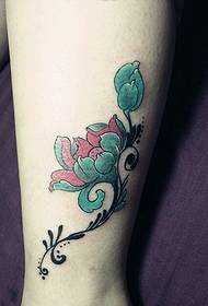 tato kembang apik sing apik ing sikil kanthi gundhul
