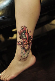Foto di tatuaggio creativo del collo del piede della spada