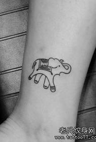 vajzat këmbët modeli i tatuazheve të elefantit të modës së bukur