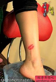 een goed uitziende schoonheid been lip print tattoo patroon