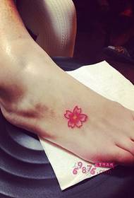 foto del tatuaggio sul collo del piede fiore di ciliegio rosa