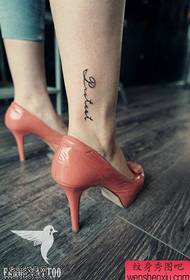 Tatuaggi di lettere alla caviglia da donna di Tattoo