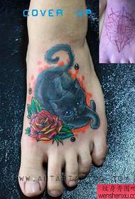 симпатичный узор с татуировкой кота на подъеме девушки