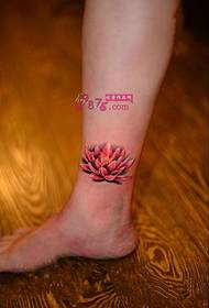 piccola immagine del tatuaggio alla caviglia di loto rosso fresco