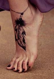 meisjes voeten mooie en mooie veer ketting tattoo foto