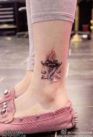 женски глежањ фигура тетоважа Вага