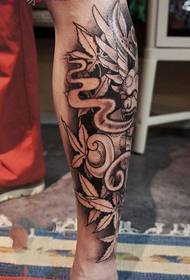 Традиційна картина татуювання хвостовика квітка з лакейним звіром