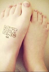beautiful girl feet black and white English fashion tattoo pattern picture