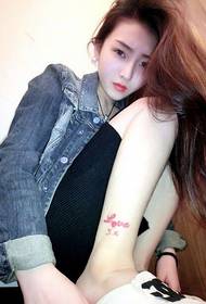 Bella immagine glamour del tatuaggio del piede di modo di bellezza