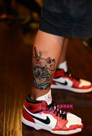 kreativ tatuerad bild av fotens skallemus