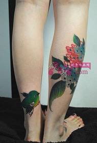akvarelės vėjo paukščio ir gėlių kulkšnies tatuiruotės paveikslėlis