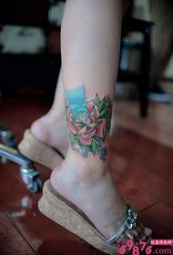 kūrybinis rožių mados kulkšnies tatuiruotės paveikslėlis