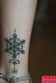 tattoo show Figura shirita rekomandoi një punë tatuazhi me lule dore për këmbë