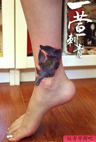 прилично популаран узорак лотосове тетоваже на глежњачима девојака